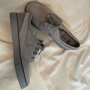 Nike SB Zoom Wear in Gray Suede